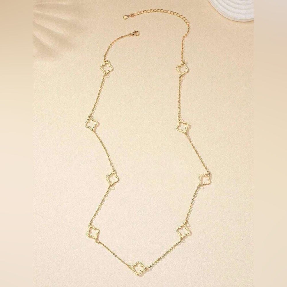 Hollow clover mid lenght Necklace in Gold Stainless steel - Picture 4 of 4